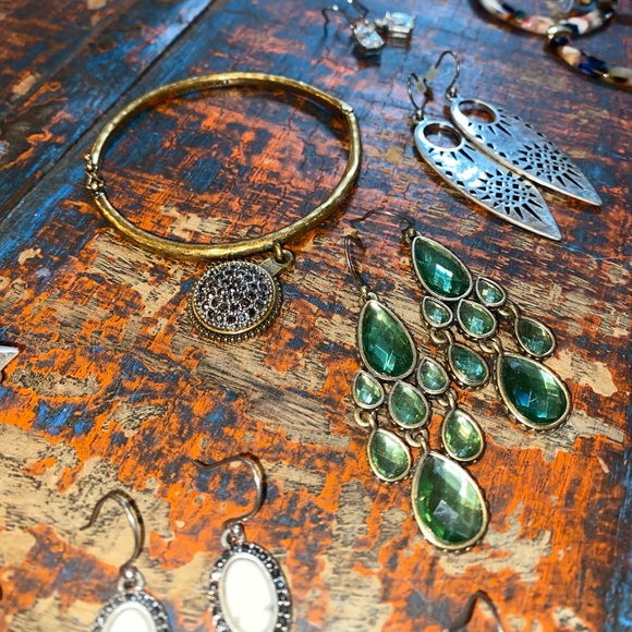 20 Pairs of Earrings, 2 Rings, 1 Bracelet, & 1 Velvet Choker Necklace. - Picture 2 of 13